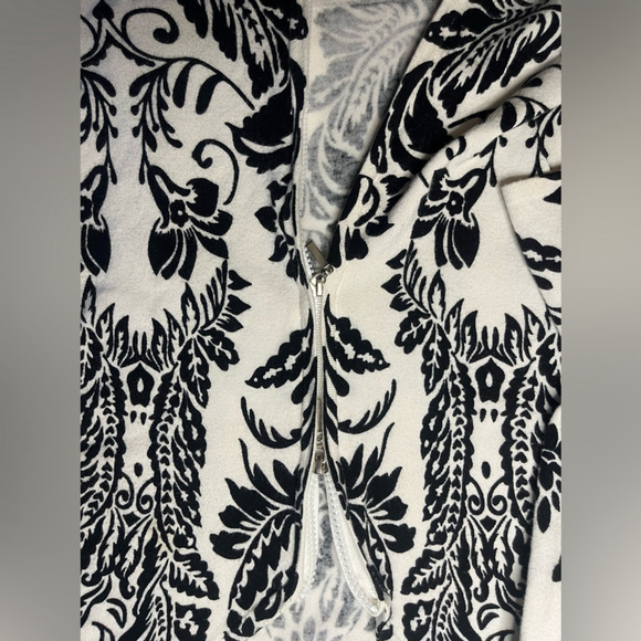 Black and White floural Patterned double zipper Sweater - Picture 6 of 9
